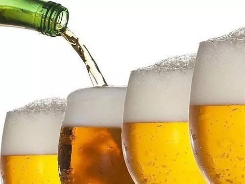 一年一度的啤酒狂欢节即将来临,食药监人检查啤酒市场发现...